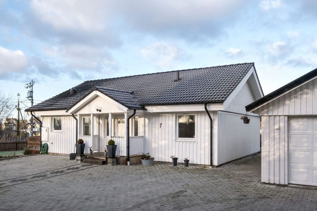 Fasadmålning Träfasad 1.5 plans hus Edsviken, Sollentuna i Stockholm | Byggentreprenör i Stockholm Byggföretag i Vasastan Renovering